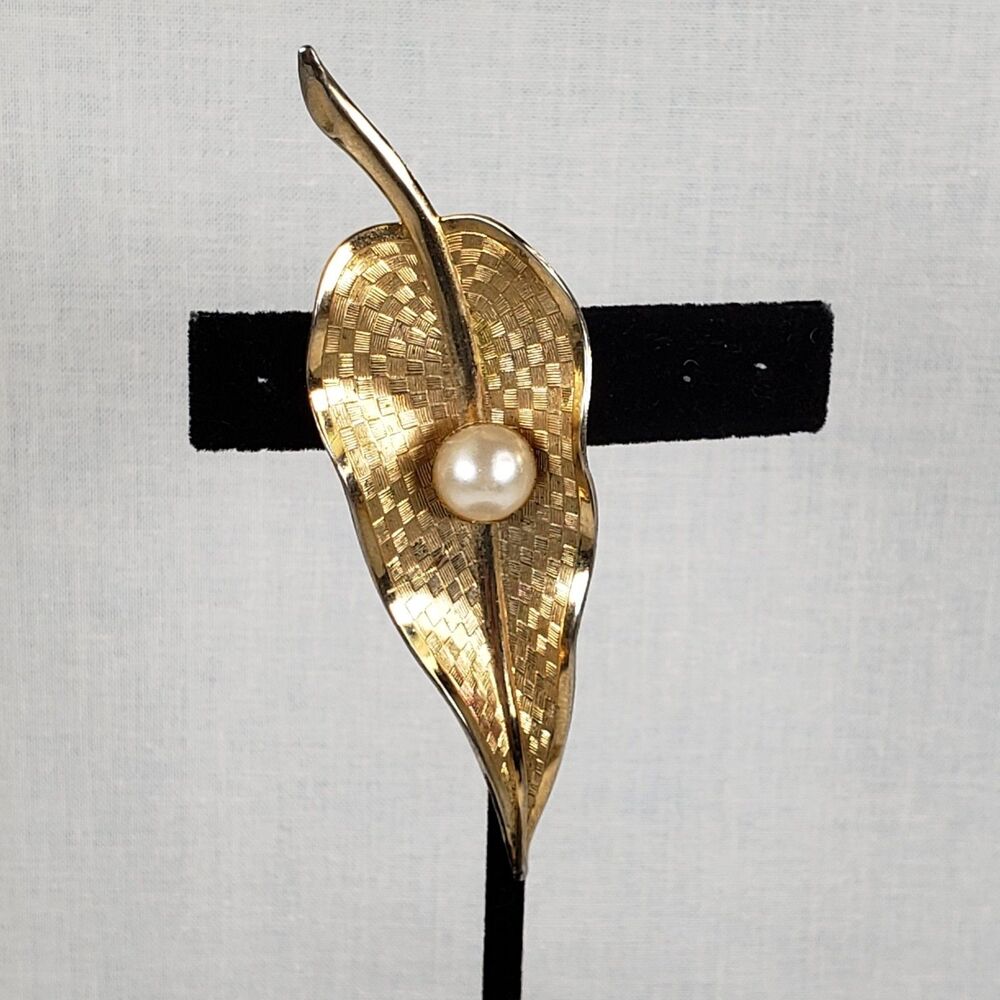 Vintage 1970's Mid Century Textured Leaf with a Pearl Gold Tone Brooch